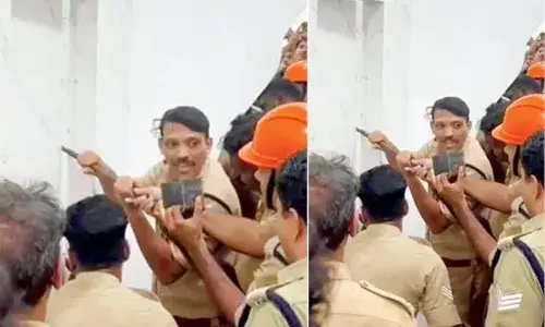 തുണിക്കടയിലെ ഡ്രസിങ് റൂമിനുള്ളില്‍ അകപ്പെട്ട് മൂന്നുവയസ്സുകാരന്‍; അഗ്‌നിരക്ഷാസേനയെത്തി രക്ഷപ്പെടുത്തി