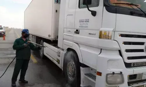 വലിയ ടൺ ലോഡുമായി പോകുമ്പോൾ വലത് വശം ചേർന്ന് മാത്രം ഓടിക്കുക; ചരക്ക് സുരക്ഷിതമായി മൂടുകയും വേണം; സൗദിയിലെ ട്രക്കുകൾക്ക് ആറ് അടിസ്ഥാന നിബന്ധനകൾ; കൂടുതൽ അറിയാം...