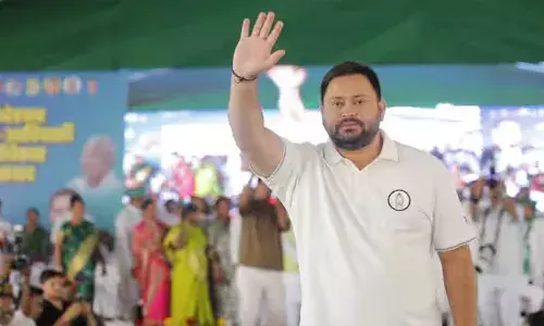 സീറ്റ് വിഭജനം പൂര്‍ത്തിയാകും മുമ്പെ ടിക്കറ്റും ചിഹ്നവും രേഖകളും നല്‍കി; പിന്നാലെ ഗൗരാ ബോരം മണ്ഡലം സഖ്യകക്ഷിക്ക് വിട്ടുനല്‍കി; പിന്മാറാതെ ആര്‍ജെഡി സ്ഥാനാര്‍ഥി;  നേതൃത്വം വെട്ടിലായി; സ്വന്തം സ്ഥാനാര്‍ഥിക്കെതിരെ പ്രചാരണത്തിന് തേജസ്വി