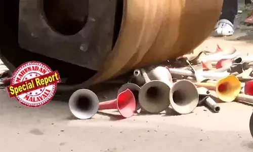 എംവിഡി ചതിച്ചാശാനേ..! പൊലൂഷന്‍ സര്‍ട്ടിഫിക്കറ്റ് ഇല്ല; കൊച്ചിയില്‍ കഴിഞ്ഞ ദിവസം പിടിച്ചെടുത്ത എയര്‍ ഹോണുകള്‍ തകര്‍ത്ത റോഡ് റോളറിന് നോട്ടീസ് അയച്ച് മോട്ടോര്‍ വാഹന വകുപ്പ്; കോണ്‍ഗ്രസ് നേതാവ് ജ്യോതികുമാര്‍ ചാമക്കാല പൊലൂഷന്‍ സര്‍ട്ടിഫിക്കറ്റ് ഇല്ലെന്ന് പരിഹസിച്ചതിന് പിന്നാലെ നടപടി