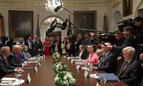 ഏയ് ശ്രദ്ധിച്ച്, അത് പൊട്ടിക്കരുത്; ആ കണ്ണാടി 400 വര്‍ഷം പഴക്കമുള്ളതാണ്; വൈറ്റ് ഹൗസിലെ കണ്ണാടിയില്‍ അബദ്ധത്തില്‍ ക്യാമറ തട്ടിയതിന് ക്യാമറമാനെ ശാസിച്ച് ട്രംപ്; പ്രതികരണം, ഓസ്‌ട്രേലിയന്‍ പ്രധാനമന്ത്രിക്ക് ഒപ്പം വാര്‍ത്താ സമ്മേളനം നടത്തുന്നതിനിടെ