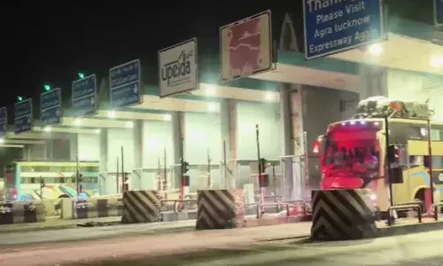 ദീപാവലി ദിനത്തിൽ യാത്രക്കാരെ അമ്പരിപ്പിച്ച് കാഴ്ച; ടോൾ നൽകാതെ എക്‌സ്‌പ്രസ് വേയിലൂടെ പാഞ്ഞ് വാഹനങ്ങൾ; ബോണസ് നിഷേധിച്ച തൊഴിലാളികൾ ചെയ്തത്; കേന്ദ്രത്തിന് ലക്ഷങ്ങൾ നഷ്ടം