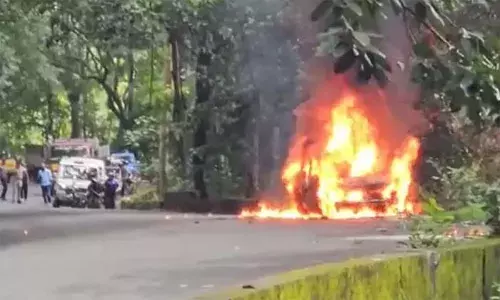 താമരശ്ശേരി ചുരത്തില്‍ ഓടിക്കൊണ്ടിരുന്ന കാര്‍ കത്തിയമര്‍ന്നു; യാത്രക്കാര്‍ അത്ഭുതകരമായി രക്ഷപ്പെട്ടു