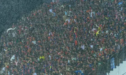 ലോകമേ കാണൂ ഇതാണ് മലപ്പുറം, ഇതാണ് കേരള ഫുട്ബോൾ; മഴയെ അവഗണിച്ച് ഗാലറിയിൽ ആവേശം; വീഡിയോ സാമൂഹമാധ്യമങ്ങളിൽ വൈറൽ; കമന്റുമായി സഞ്ജു സാംസണും