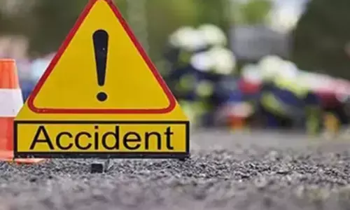 നിയന്ത്രണം തെറ്റിയെത്തിയ കാർ ഓടയിലേക്ക് ഇടിച്ചുകയറി അപകടം; ഡ്രൈവർക്ക് പരിക്ക്; ആരോഗ്യനില തൃപ്തികരമെന്ന് അധികൃതർ; സംഭവം കൊട്ടിയത്ത്