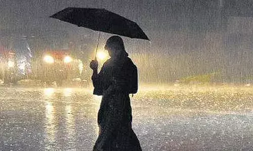 അറബിക്കടലിലെ ന്യൂനമര്‍ദം തീവ്രന്യൂനമര്‍ദമായി ശക്തി പ്രാപിക്കുന്നു; സംസ്ഥാനത്ത് അഞ്ച് ദിവസം അതിതീവ്രമഴയ്ക്കു സാധ്യത: മൂന്ന് ജില്ലകളില്‍ ഇന്ന് റെഡ് അലര്‍ട്ട്: നാല് ജില്ലകളിലെ വിദ്യാഭ്യാസ സ്ഥാപനങ്ങള്‍ക്ക് ഇന്ന് അവധി