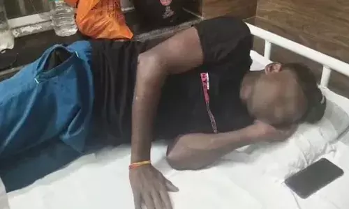 മധ്യപ്രദേശില്‍ ദലിത് യുവാവിനെ തട്ടിക്കൊണ്ടു പോയി ചങ്ങലയ്ക്കിട്ടു മര്‍ദിച്ചു; ബലമായി മൂത്രം കുടുപ്പിച്ചും മൂന്നംഗ സംഘം: ഗുരുതരമായി പരിക്കേറ്റ യുവാവ് ആശുപത്രിയില്‍