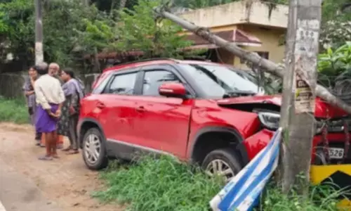 ശബരിമലയില്‍ നിന്ന് മടങ്ങിയ കാർ അപകടത്തിൽപ്പെട്ടു; വളവിൽ വെച്ച് നിയന്ത്രണം വിട്ട് റോഡിൽ നിന്നും തെന്നിമാറി പോസ്റ്റിൽ ഇടിച്ചുകയറി; എല്ലാവരും രക്ഷപ്പെട്ടത് ഭാഗ്യം കൊണ്ട്
