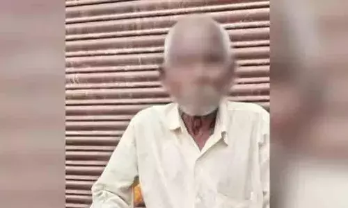 കുപ്പിയില്‍ നിന്നും വെള്ളം ദേഹത്തേക്ക് തെറിച്ചു; മൂത്രമല്ലെന്ന് തെളിയിക്കണമെന്ന് ആവശ്യം; 60കാരനെ നിര്‍ബന്ധിച്ച് കുടിപ്പിച്ചു