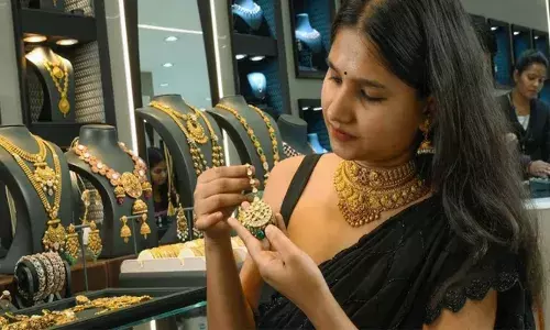 തങ്കത്തിന്റെ റോക്കറ്റ് കുതിപ്പിൽ ആശ്വാസം; സംസ്ഥാനത്ത് സ്വർണവിലയിൽ വീണ്ടും ഇടിവ്; പവന് 960 രൂപ കുറഞ്ഞു; ദീപാവലി ഓഫർ ആണോയെന്ന് ആളുകൾ; കൂടുതൽ അറിയാം..