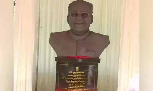 മുന്‍ രാഷ്ട്രപതി ഡോ കെആര്‍ നാരായണന്റെ പ്രതിമ രാജ്ഭവനില്‍ അനാച്ഛാദനം ചെയ്തു; പ്രതിമ അനാവരണം ചെയ്ത് രാഷ്ട്രപതി