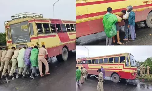 ഡീസൽ തീർന്ന് കെ.എസ്.ആർ.ടി.സി ബസ് വഴിയിലായി; ദേശീയ പാതയിൽ ഗതാഗത തടസ്സമുണ്ടായത് രണ്ട് മണിക്കൂറോളം; ആനവണ്ടി തള്ളിമാറ്റിയത് പോലീസുകാർ