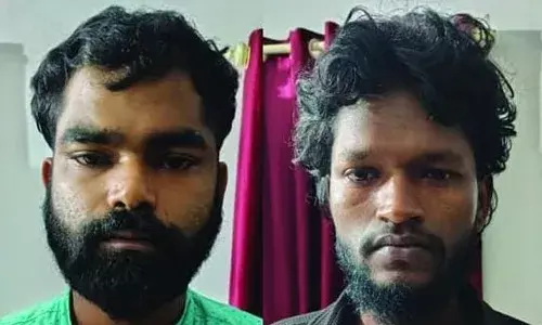 കൂട്ടുപുഴയില്‍ ഏഴു കിലോ കഞ്ചാവുമായി പരിയാരം സ്വദേശികളായ യുവാക്കള്‍ അറസ്റ്റില്‍; കഞ്ചാവ് വിതരണ സംഘത്തിലെ മുഖ്യ കണ്ണികളെന്ന് പോലീസ്