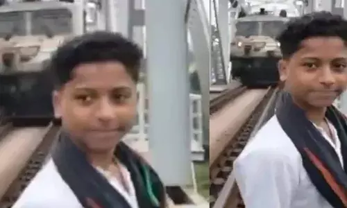 റീൽ വീഡിയോ എടുക്കുന്നതിനായി റെയിൽവേ ട്രാക്കിന് സമീപം നിന്നു; 15-കാരൻ ട്രെയിൻ തട്ടി മരിച്ചു; അപകടം അമ്മയോടൊപ്പം ക്ഷേത്രദർശനം കഴിഞ്ഞ് മടങ്ങവേ