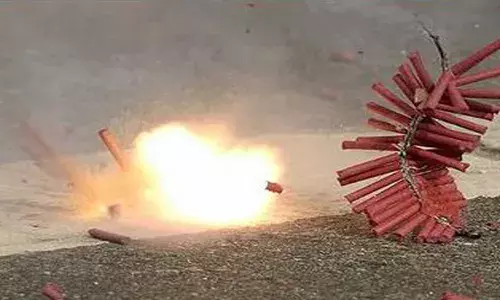 ദീപാവലിക്ക് പടക്കം വാങ്ങാൻ പണമില്ല; ഇരുമ്പ് പൈപ്പിൽ വെടിമരുന്ന് നിറച്ച് പരീക്ഷണം; 19-കാരന് ദാരുണാന്ത്യം; ഒരാൾക്ക് കാഴ്ച പോയി; മറ്റൊരാൾക്ക് ഇരു കൈകളും നഷ്ടമായി