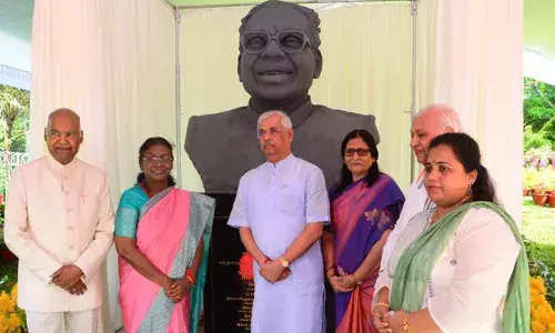 കെ.ആര്‍. നാരായണന്‍ ഭരണഘടനാ മൂല്യങ്ങള്‍ ഉയര്‍ത്തിയ പ്രതിഭ: രാഷ്ട്രപതി; മുന്‍ രാഷ്ട്രപതിയുടെ പ്രതിമ രാജ്ഭവനില്‍ അനാച്ഛാദനം ചെയ്തു