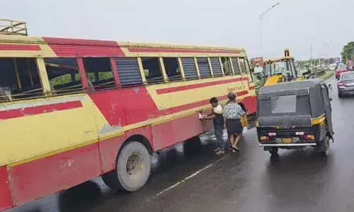 തലസ്ഥാനം ലക്ഷ്യമാക്കി കുതിച്ച കെഎസ്ആർടിസി സൂപ്പർ ഫാസ്റ്റിന് തകരാർ; ദേശീയപാതയിൽ കുടുങ്ങി മുഴുവൻ ബ്ലോക്ക്; ആംബുലൻസ് അടക്കം പെട്ടു; വലഞ്ഞ് യാത്രക്കാർ; ഒടുവിൽ സംഭവിച്ചത്