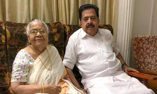 ഒരു നുള്ളു വറ്റു പോലും കൊടുക്കരുതെന്ന ആജ്ഞയോടെ അച്ഛന്‍ മുറിക്കുള്ളില്‍ പൂട്ടിയിട്ടു; ജനാലയ്ക്കരികില്‍ ഒരു വളകിലുക്കം; അമ്മ പാത്രത്തില്‍ ചോറു കുഴച്ച് ഉരുളകളാക്കി ജനാലയഴികളിലൂടെ വായിലേക്കു വെച്ചു തന്നു; ഓര്‍ക്കുമ്പോള്‍ ഇപ്പോഴും എന്റെ കണ്ണുകള്‍ നിറഞ്ഞൊഴുകുന്നു; അമ്മയുടെ വേര്‍പാടില്‍ ചെന്നിത്തലയുടെ കുറിപ്പ്