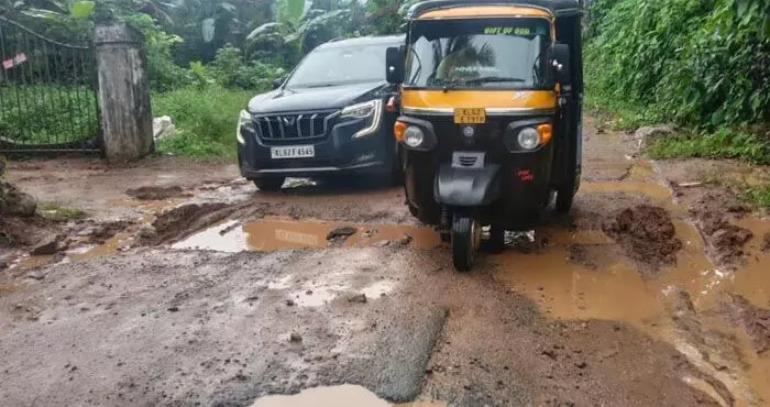 റോഡിലെ കുഴിയില് വീണ് സ്കൂട്ടര് യാത്രികയുടെ നാലു പല്ലു പോയ സംഭവം: ഇട്ടിയപ്പാറ - ബംഗ്ലാംകടവ് റോഡ് ഇന്ന് കോണ്ഗ്രസ് ഉപരോധിക്കും; കുറ്റക്കാര്ക്കെതിരേ കര്ശന നടപടി വേണമെന്ന് പ്രമോദ് നാരായണ് എം.എല്.എ റോഡിലെ കുഴിയില് വീണ് സ്കൂട്ടര് യാത്രികയുടെ നാലു പല്ലു പോയ സംഭവം: ഇട്ടിയപ്പാറ - ബംഗ്ലാംകടവ് റോഡ് ഇന്ന് കോണ്ഗ്രസ് ഉപരോധിക്കും; കുറ്റക്കാര്ക്കെതിരേ കര്ശന നടപടി വേണമെന്ന് പ്രമോദ് നാരായണ് എം.എല്.എ