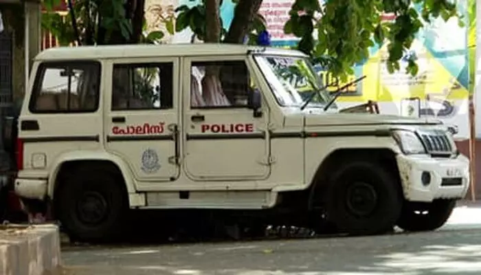 റോഡിൽ പാർക്ക് ചെയ്തിരുന്ന കാറിലിരുന്ന് കോളേജ് വിദ്യാർത്ഥിനിക്ക് നേരെ നഗ്നതാ പ്രദർശനം; പിടിയിലായത് മീനങ്ങാടി സ്റ്റേഷനിലെ പോലീസുകാരൻ റോഡിൽ പാർക്ക് ചെയ്തിരുന്ന കാറിലിരുന്ന് കോളേജ് വിദ്യാർത്ഥിനിക്ക് നേരെ നഗ്നതാ പ്രദർശനം; പിടിയിലായത് മീനങ്ങാടി സ്റ്റേഷനിലെ പോലീസുകാരൻ