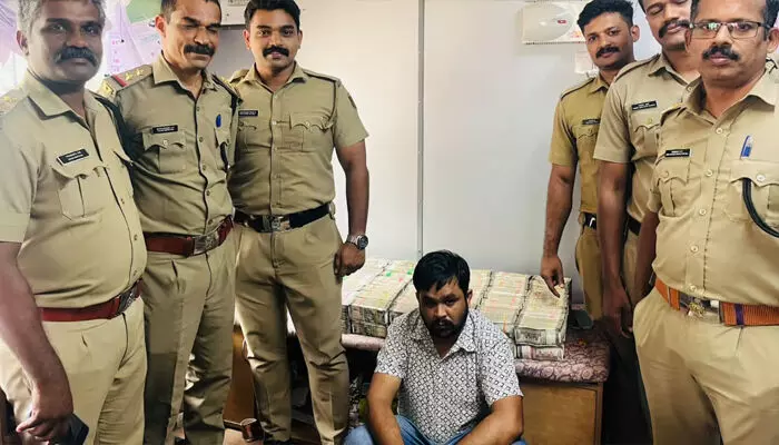 വാളയാർ ചെക്പോസ്റ്റിൽ എക്സൈസിന്റെ പരിശോധന; കാറിലുണ്ടായിരുന്നത് രണ്ടരക്കോടിയിലേറെ രൂപ; യുവാവ് പിടിയിൽ വാളയാർ ചെക്പോസ്റ്റിൽ എക്സൈസിന്റെ പരിശോധന; കാറിലുണ്ടായിരുന്നത് രണ്ടരക്കോടിയിലേറെ രൂപ; യുവാവ് പിടിയിൽ