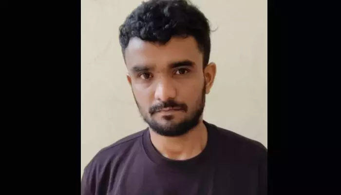 ബംഗളൂരുവില് ടാക്സി ഡ്രൈവറായ യുവാവ് നാട്ടിലെത്തിയത് എംഡിഎംഎയുമായി; സൂപ്പര്മാര്ക്കറ്റിന്റെ പാര്ക്കിങ് ഏരിയയില് നിന്ന് കൈയോടെ പിടികൂടി കോയിപ്രം പോലീസ്; യുവാവ് മുന്പും ലഹരി മരുന്നു കേസുകളില് പ്രതി ബംഗളൂരുവില് ടാക്സി ഡ്രൈവറായ യുവാവ് നാട്ടിലെത്തിയത് എംഡിഎംഎയുമായി; സൂപ്പര്മാര്ക്കറ്റിന്റെ പാര്ക്കിങ് ഏരിയയില് നിന്ന് കൈയോടെ പിടികൂടി കോയിപ്രം പോലീസ്; യുവാവ് മുന്പും ലഹരി മരുന്നു കേസുകളില് പ്രതി