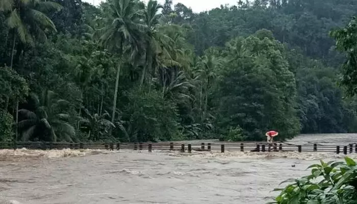 പലയിടത്തും മഴ തകർത്ത് പെയ്യുന്നു; ജലനിരപ്പ് അപകടകരമായ രീതിയിൽ ഉയർന്ന് ഭീതി; ഈ നദികളുടെ തീരത്ത് താമസിക്കുന്നവർ ജാഗ്രത പാലിക്കണം പലയിടത്തും മഴ തകർത്ത് പെയ്യുന്നു; ജലനിരപ്പ് അപകടകരമായ രീതിയിൽ ഉയർന്ന് ഭീതി; ഈ നദികളുടെ തീരത്ത് താമസിക്കുന്നവർ ജാഗ്രത പാലിക്കണം