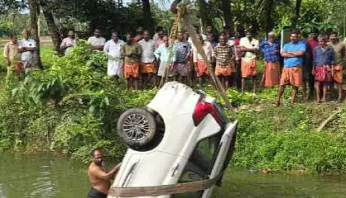 കാറിന്റെ നിയന്ത്രണം മുഴുവൻ നഷ്ടപ്പെട്ട് നേരെ വീണത് കുളത്തിലേക്ക് ; ഡ്രൈവര് അത്ഭുതകരമായി രക്ഷപ്പെട്ടു; സംഭവം ചെമ്പുചിറയില് കാറിന്റെ നിയന്ത്രണം മുഴുവൻ നഷ്ടപ്പെട്ട് നേരെ വീണത് കുളത്തിലേക്ക് ; ഡ്രൈവര് അത്ഭുതകരമായി രക്ഷപ്പെട്ടു; സംഭവം ചെമ്പുചിറയില്