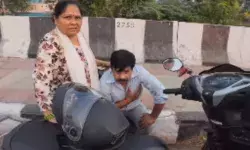 അയ്യോ.. ശ്വാസം കിട്ടുന്നില്ല...അയ്യോ വയ്യേ..!!; റോഡിൽ സ്കൂട്ടർ സൈഡാക്കി വെപ്രാളത്തിൽ പരിഭ്രമിക്കുന്ന ഒരാൾ; കൂടെ ആശങ്കയോടെ നിൽക്കുന്ന ഭാര്യ; ഡൽഹിയിലെ ഞെട്ടിപ്പിക്കുന്ന ചിത്രങ്ങൾ പുറത്ത് അയ്യോ.. ശ്വാസം കിട്ടുന്നില്ല...അയ്യോ വയ്യേ..!!; റോഡിൽ സ്കൂട്ടർ സൈഡാക്കി വെപ്രാളത്തിൽ പരിഭ്രമിക്കുന്ന ഒരാൾ; കൂടെ ആശങ്കയോടെ നിൽക്കുന്ന ഭാര്യ; ഡൽഹിയിലെ ഞെട്ടിപ്പിക്കുന്ന ചിത്രങ്ങൾ പുറത്ത്