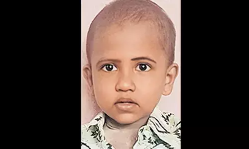 വീട്ടുമുറ്റത്തിരുന്ന് കളിക്കുന്നതിനിടെ പേനയുടെ അടപ്പ് ശ്വാസനാളത്തില്‍ കുടുങ്ങി; നാലു വയസുകാരന് ദാരുണാന്ത്യം