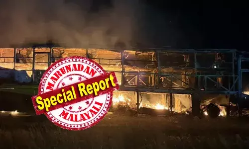 ഹൈദരാബാദ്-ബെംഗളൂരു ദേശീയപാതയില്‍ വന്‍ ദുരന്തം; അപകടത്തില്‍ പെട്ട വോള്‍വോ ബസിന് തീപിടിച്ചു;  20 പേര്‍ വെന്തു മരിച്ചതായി റിപ്പോര്‍ട്ട്; തീപിടിത്തം ഉണ്ടായത് ഇരുചക്രവാഹനത്തില്‍ ബസ് ഇടിച്ചതിന് പിന്നാലെ; ബസ് പൂര്‍ണമായും കത്തിനശിച്ചു