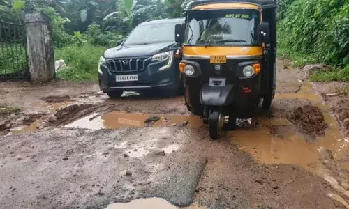 റോഡിലെ കുഴിയില്‍ വീണ് സ്‌കൂട്ടര്‍ യാത്രികയുടെ നാലു പല്ലു പോയ സംഭവം: ഇട്ടിയപ്പാറ - ബംഗ്ലാംകടവ് റോഡ് ഇന്ന് കോണ്‍ഗ്രസ് ഉപരോധിക്കും; കുറ്റക്കാര്‍ക്കെതിരേ കര്‍ശന നടപടി വേണമെന്ന് പ്രമോദ് നാരായണ്‍ എം.എല്‍.എ