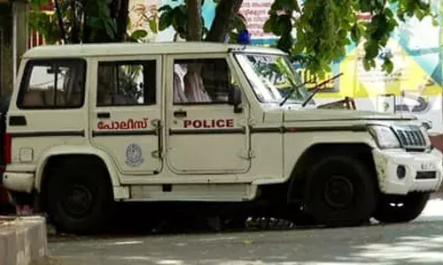 റോഡിൽ പാർക്ക് ചെയ്തിരുന്ന കാറിലിരുന്ന് കോളേജ് വിദ്യാർത്ഥിനിക്ക് നേരെ നഗ്നതാ പ്രദർശനം; പിടിയിലായത് മീനങ്ങാടി സ്റ്റേഷനിലെ പോലീസുകാരൻ