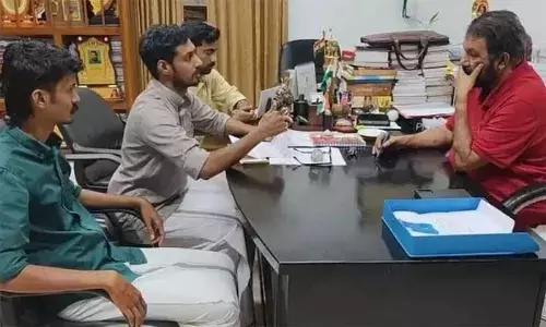 ഇത് ഞങ്ങളുടെ സമരവിജയം ; പി.എംശ്രീ ഒപ്പിട്ടതില്‍ വിദ്യാഭ്യാസ മന്ത്രിയെ ഓഫീസിലെത്തി അഭിനന്ദിച്ച് എ.ബി.വി.പി