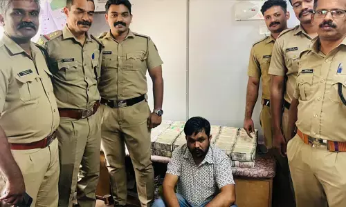 വാളയാർ ചെക്പോസ്റ്റിൽ എക്സൈസിന്റെ പരിശോധന; കാറിലുണ്ടായിരുന്നത് രണ്ടരക്കോടിയിലേറെ രൂപ; യുവാവ് പിടിയിൽ