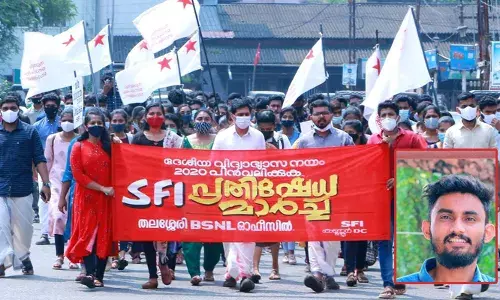 വിളിച്ച മുദ്രാവാക്യങ്ങളെ ഒറ്റുകൊടുക്കുന്ന സമീപനം ഏതു കോണില് നിന്നായാലും  തിരുത്തപ്പെടേണ്ടതാണ്; കീഴടങ്ങല് മരണവും ചെറുത്ത് നില്പ്പ് പോരാട്ടവുമാണ്: പി എം ശ്രീ പദ്ധതിയില് കേരളം ഒപ്പുവച്ചതിന് എതിരെ എസ്എഫ്ഐ കണ്ണൂര് ജില്ലാ സെക്രട്ടറി ശരത് രവീന്ദ്രന് വിളിച്ച മുദ്രാവാക്യങ്ങളെ ഒറ്റുകൊടുക്കുന്ന സമീപനം ഏതു കോണില് നിന്നായാലും  തിരുത്തപ്പെടേണ്ടതാണ്; കീഴടങ്ങല് മരണവും ചെറുത്ത് നില്പ്പ് പോരാട്ടവുമാണ്: പി എം ശ്രീ പദ്ധതിയില് കേരളം ഒപ്പുവച്ചതിന് എതിരെ എസ്എഫ്ഐ കണ്ണൂര് ജില്ലാ സെക്രട്ടറി ശരത് രവീന്ദ്രന്