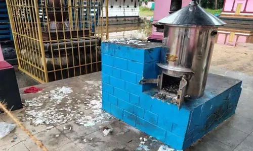 ഭണ്ഡാരം കുത്തിത്തുറന്ന് കവർന്നത് 50,000 രൂപ; ഹെൽമറ്റും മഴക്കോട്ടും ധരിച്ചെത്തിയ കള്ളൻ കഴകക്കാരനെ ഭീഷണിപ്പെടുത്തി ഓടി രക്ഷപ്പെട്ടു; അന്വേഷണം ആരംഭിച്ച് പോലീസ്