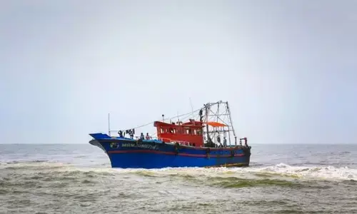 കടലിൽ മത്സ്യബന്ധനത്തിന് പോയ അഞ്ച് പേരെ കാണാതായി; തിരച്ചിൽ ഊജ്ജിതമാക്കി കോസ്റ്റ് ഗാർഡും നേവിയും
