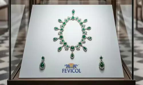 ദിസ് മിഷൻ ഈസ് ഇംപോസിബിൾ; കണ്ണാടിക്കൂട്ടിലെ ബോർഡിൽ മരതക നെക്‌ലസും കമ്മലുകളും; ഏതു കള്ളം വിചാരിച്ചാലും കൊണ്ടുപോകാൻ പറ്റില്ലെന്ന് ഫെവികോൾ; ലൂവ്രിനെ ട്രോളിയ പരസ്യം വൈറൽ