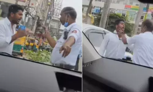 പോലീസുകാരനോട് തർക്കിച്ച് നിൽക്കുന്ന ടാക്സി ഡ്രൈവർ; കോളറിന് കയറി പിടിച്ച് തള്ളി ബഹളം; നടുറോഡിലെ കൈവിട്ട കളി വൈറൽ; എന്തൊക്കെ കാണണമെന്ന് കമെന്റുകൾ