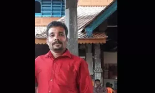 ഇരുചക്രവാഹനം ആളില്ലാതെ റോഡില്‍; സമീപവാസി അന്വേഷിച്ച് ചെന്നപ്പോള്‍ കണ്ടത് ഷോക്കേറ്റ് മരിച്ചു കിടക്കുന്നയാളെ; കൂവളത്തില പറിക്കാന്‍ പോയി മരിച്ചത് അയിരൂര്‍ രാമേശ്വരം മഹാദേവ ക്ഷേത്ര ജീവനക്കാരന്‍ ബിനു