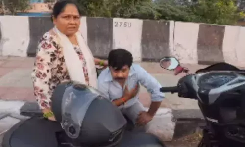 അയ്യോ.. ശ്വാസം കിട്ടുന്നില്ല...അയ്യോ വയ്യേ..!!; റോഡിൽ സ്‌കൂട്ടർ സൈഡാക്കി വെപ്രാളത്തിൽ പരിഭ്രമിക്കുന്ന ഒരാൾ; കൂടെ ആശങ്കയോടെ നിൽക്കുന്ന ഭാര്യ; ഡൽഹിയിലെ ഞെട്ടിപ്പിക്കുന്ന ചിത്രങ്ങൾ പുറത്ത്