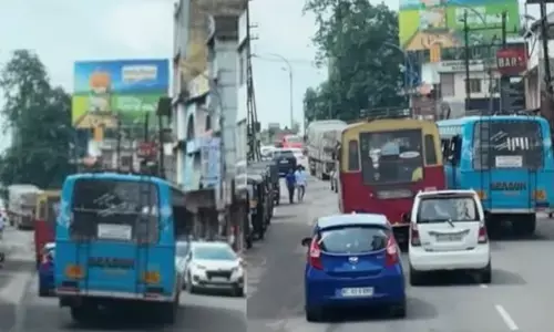 രണ്ടറ്റം കൂട്ടിമുട്ടിക്കാൻ ഓടിയ ആ ഓട്ടം കണ്ടത് മന്ത്രി; ബസോടിച്ച ഡ്രൈവ‍ർക്ക് മുട്ടൻ പണി; ലൈസൻസ് സസ്പെൻഡ് ചെയ്യാൻ ഉത്തരവ്; സംഭവം കാലടിയിൽ