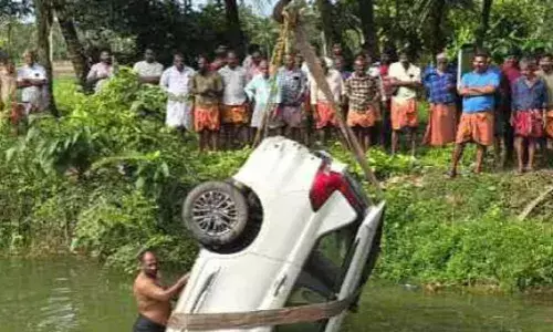 കാറിന്റെ നിയന്ത്രണം മുഴുവൻ നഷ്ടപ്പെട്ട് നേരെ വീണത് കുളത്തിലേക്ക് ; ഡ്രൈ​വ​ര്‍ അ​ത്ഭു​ത​ക​ര​മാ​യി രക്ഷപ്പെട്ടു; സംഭവം ചെ​മ്പു​ചി​റ​യി​ല്‍
