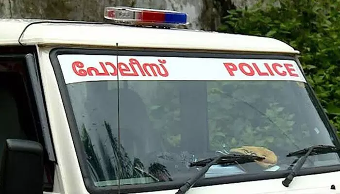 കാമുകനുമായി പിണങ്ങി;  രാത്രിയില് കാറോടിച്ച് എത്തിയ യുവതി പാലത്തില് നിന്നും പുഴയിലേക്ക് ചാടി: രക്ഷിച്ച് പോലിസ് കാമുകനുമായി പിണങ്ങി;  രാത്രിയില് കാറോടിച്ച് എത്തിയ യുവതി പാലത്തില് നിന്നും പുഴയിലേക്ക് ചാടി: രക്ഷിച്ച് പോലിസ്