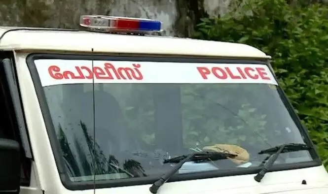 സമൂഹമാധ്യമത്തിലൂടെ പരിചയപ്പെട്ട പെൺകുട്ടിയെ ലോഡ്ജിലെത്തിച്ച് പീഡിപ്പിച്ചു; വിളിച്ചിട്ട് ഫോൺ എടുക്കാത്തതോടെ 5 മാസം ഗർഭിണിയായ 17കാരി കാമുകന്റെ വീട്ടിലെത്തി; 23കാരനെതിരെ പോക്സോ കേസ് സമൂഹമാധ്യമത്തിലൂടെ പരിചയപ്പെട്ട പെൺകുട്ടിയെ ലോഡ്ജിലെത്തിച്ച് പീഡിപ്പിച്ചു; വിളിച്ചിട്ട് ഫോൺ എടുക്കാത്തതോടെ 5 മാസം ഗർഭിണിയായ 17കാരി കാമുകന്റെ വീട്ടിലെത്തി; 23കാരനെതിരെ പോക്സോ കേസ്