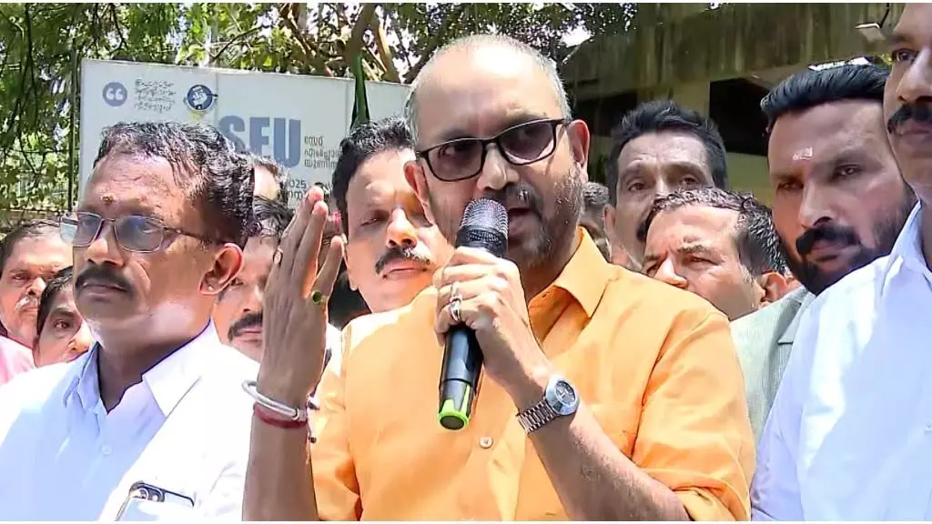 സവര്ക്കറെയും ഹെഡ്ഗേവാറിനെ കുറിച്ചും കുട്ടികളെ പഠിപ്പിക്കും; കരാര് ഒപ്പിട്ടത് മന്ത്രിമാര് അറിയാത്തതിന് ബിജെപി അല്ല കുറ്റക്കാര്; സിപിഐ നിലപാടില്ലാത്ത പാര്ട്ടി; പരിഹാസവുമായി കെ സുരേന്ദ്രന് സവര്ക്കറെയും ഹെഡ്ഗേവാറിനെ കുറിച്ചും കുട്ടികളെ പഠിപ്പിക്കും; കരാര് ഒപ്പിട്ടത് മന്ത്രിമാര് അറിയാത്തതിന് ബിജെപി അല്ല കുറ്റക്കാര്; സിപിഐ നിലപാടില്ലാത്ത പാര്ട്ടി; പരിഹാസവുമായി കെ സുരേന്ദ്രന്