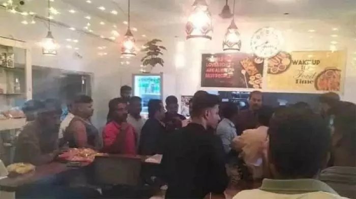 ബീഫ് വിളമ്പി; ഹൈദരാബാദില് കേരള റസ്റ്റോറന്റ് അടപ്പിച്ച് ബജ്റംഗ്ദള് പ്രവര്ത്തകര് ബീഫ് വിളമ്പി; ഹൈദരാബാദില് കേരള റസ്റ്റോറന്റ് അടപ്പിച്ച് ബജ്റംഗ്ദള് പ്രവര്ത്തകര്