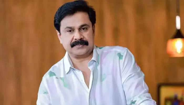 അര്ധരാത്രി നടന് ദിലീപിന്റെ വീട്ടില് അതിക്രമിച്ചുകയറിയത് മദ്യലഹരിയിൽ; യുവാവിനെ സുരക്ഷാ ജീവനക്കാർ തടഞ്ഞുവെച്ചു; മോഷണശ്രമമല്ലെന്ന് പോലീസ്; പിടിയിലായത് മലപ്പുറത്തുകാരൻ അഭിജിത്ത് അര്ധരാത്രി നടന് ദിലീപിന്റെ വീട്ടില് അതിക്രമിച്ചുകയറിയത് മദ്യലഹരിയിൽ; യുവാവിനെ സുരക്ഷാ ജീവനക്കാർ തടഞ്ഞുവെച്ചു; മോഷണശ്രമമല്ലെന്ന് പോലീസ്; പിടിയിലായത് മലപ്പുറത്തുകാരൻ അഭിജിത്ത്