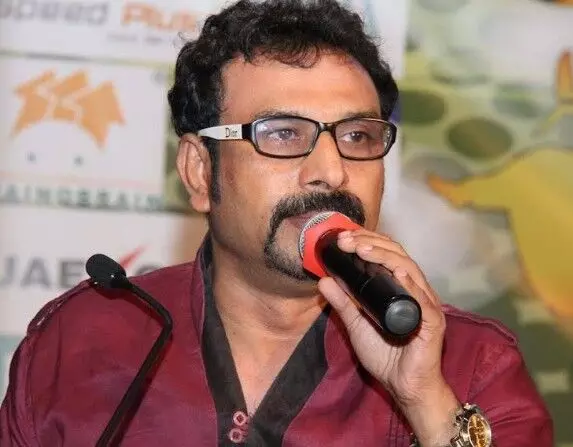 നാസര് ബേപ്പൂരിന് പരദേശി പുരസ്കാരം സമ്മാനിച്ചു നാസര് ബേപ്പൂരിന് പരദേശി പുരസ്കാരം സമ്മാനിച്ചു